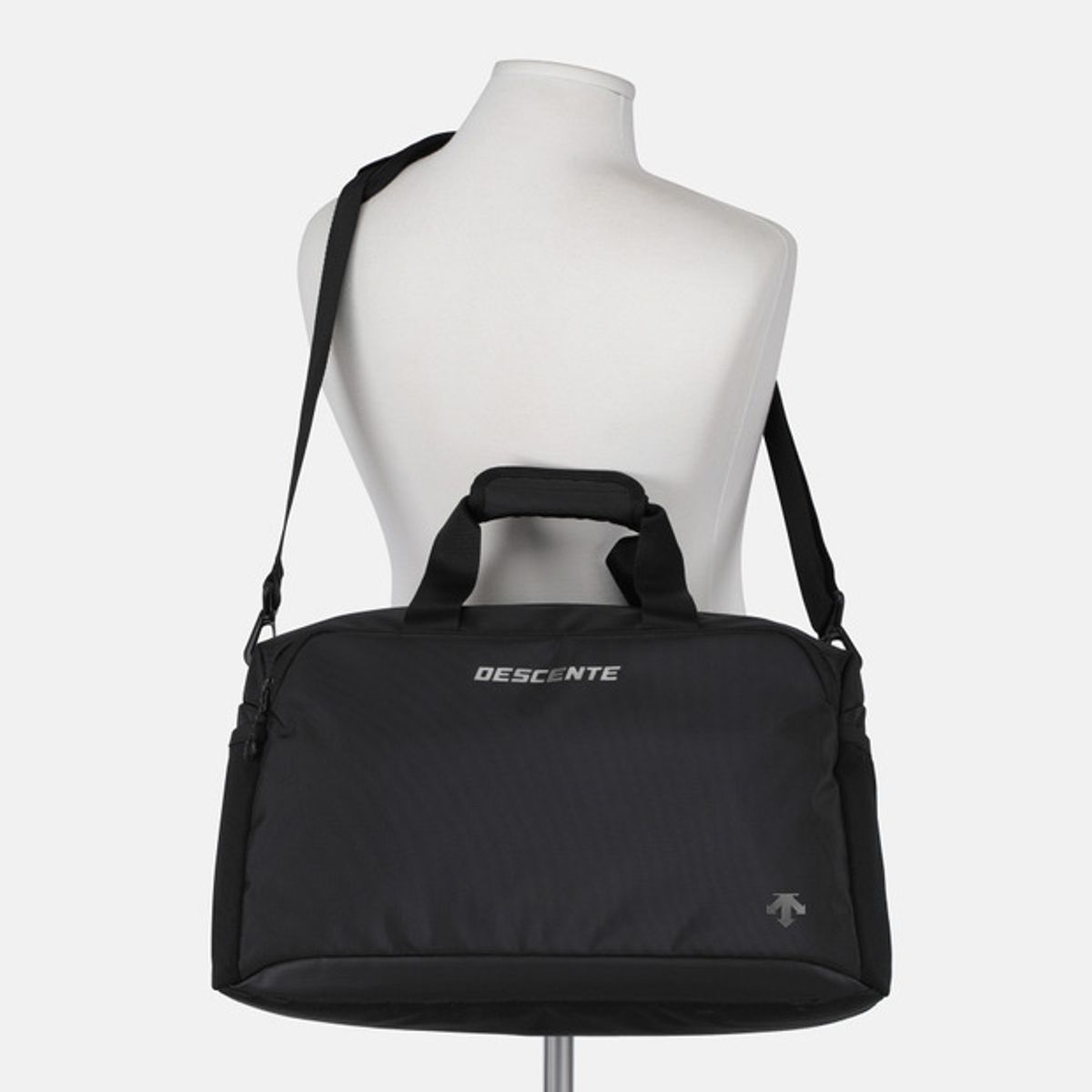 데상트(DESCENTE) 트레이닝 커뮤터 짐백 (25L) 블랙 SR123TBG1B