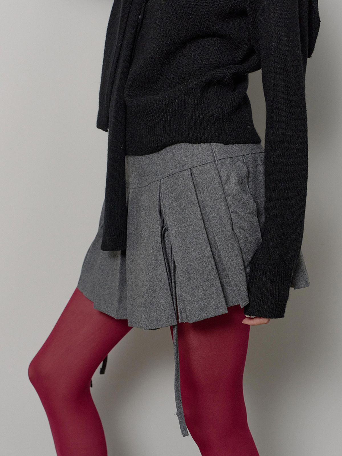 론크(LONQUE) RIBBON PLEATS MINI SKIRT (GREY)