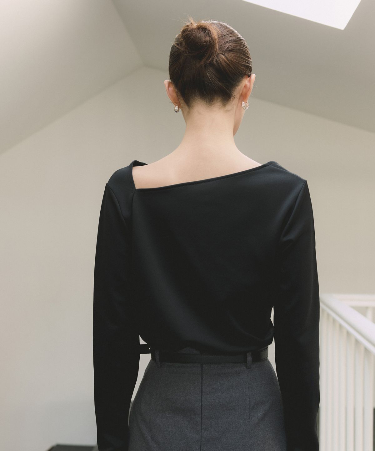 리올그(REORG) COC UNBALANCED DRAPE T-SHIRT BLACK