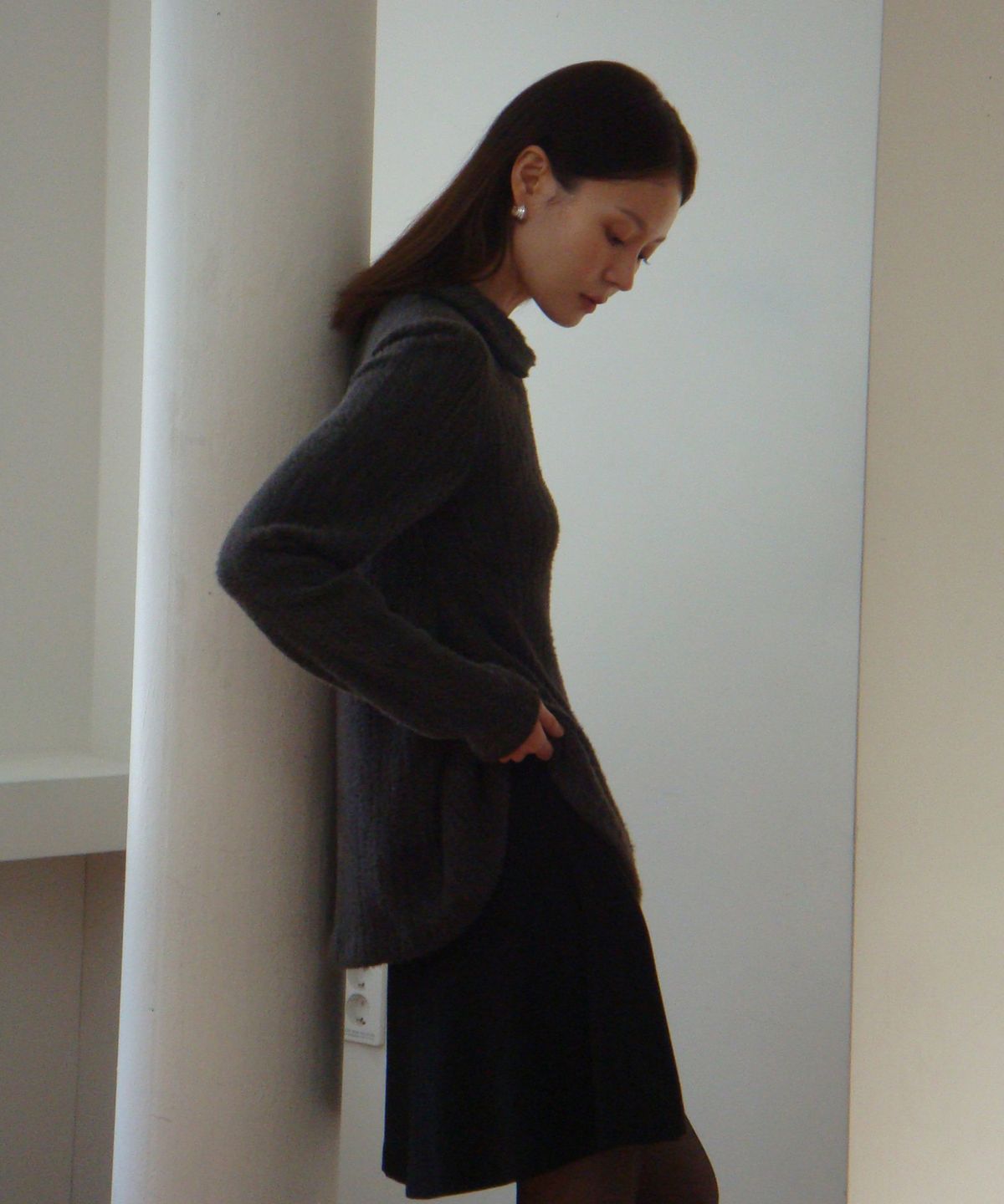 리올그(REORG) COC VNECK COLLAR T-SHIRT CHARCOAL