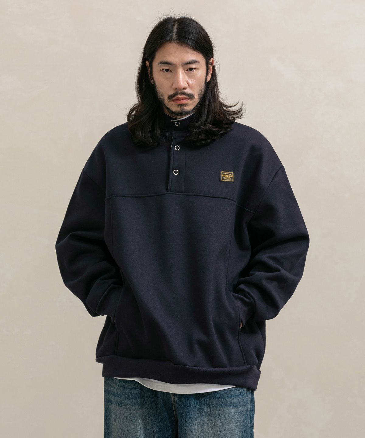 러기드하우스(RUGGED HOUSE) 데이비드 버튼 헨리넥 기모 맨투맨 2컬러