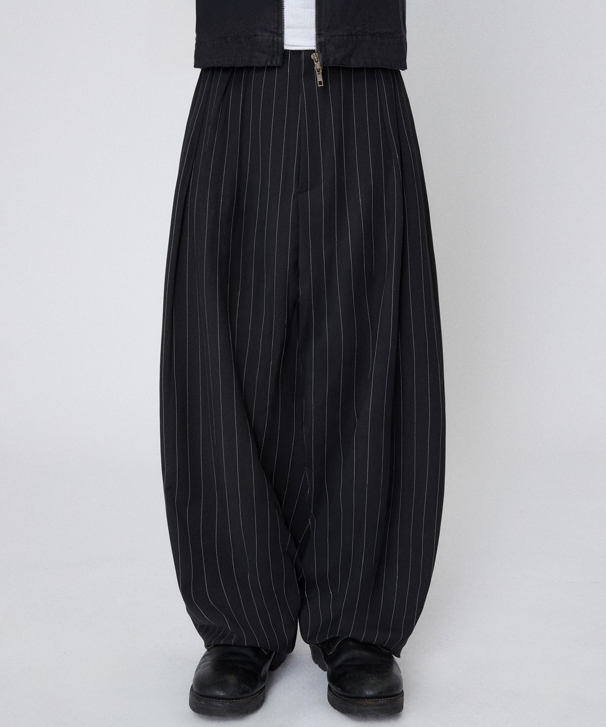 스웨이드(SUADE) WIDE STRIPE SLACKS [BLACK]