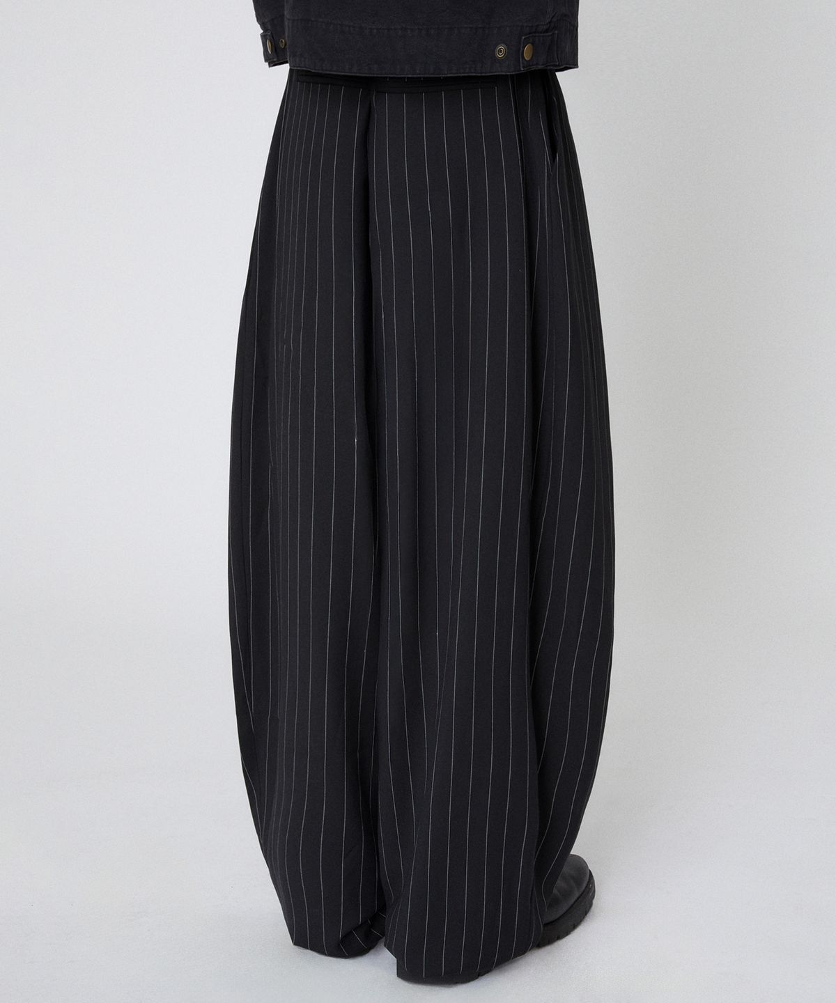 스웨이드(SUADE) WIDE STRIPE SLACKS [BLACK]