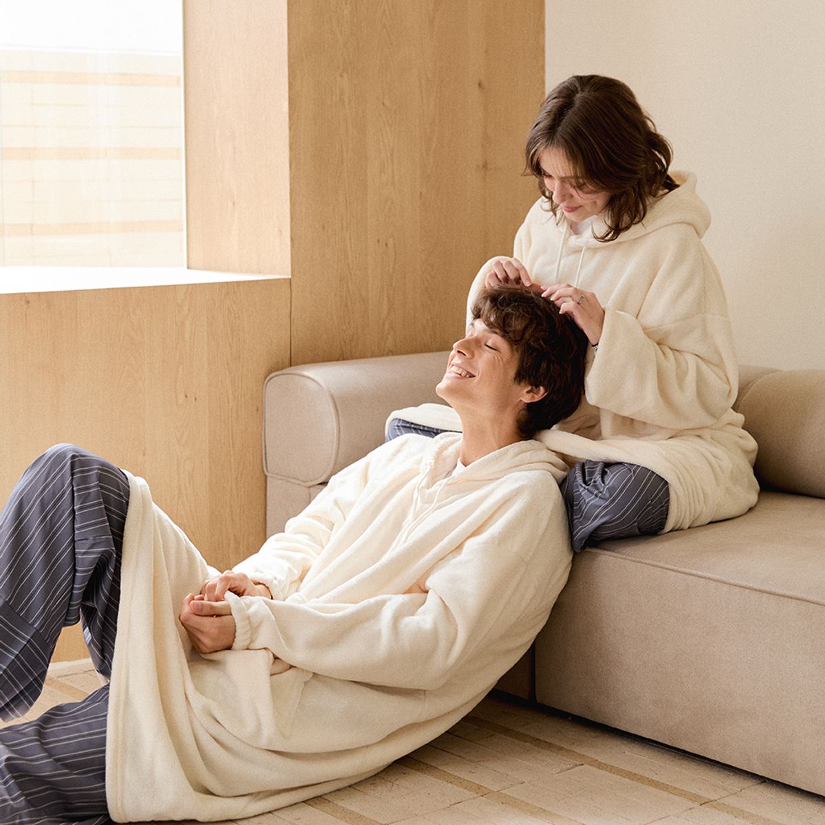 홈즈리빙(HOMESLIVING) 슬로온 후드 탈부착 입는담요 극세사 겨울 수면잠옷 커플 파자마
