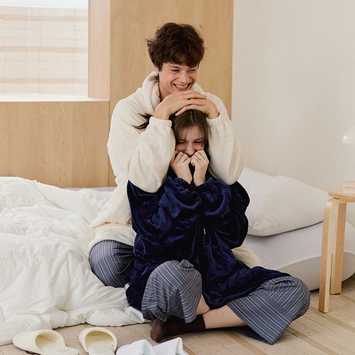 홈즈리빙(HOMESLIVING) 슬로온 후드 탈부착 입는담요 극세사 겨울 수면잠옷 커플 파자마