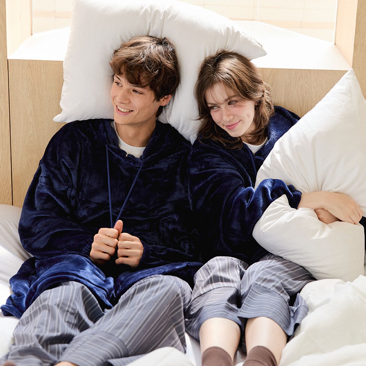 홈즈리빙(HOMESLIVING) 슬로온 후드 탈부착 입는담요 극세사 겨울 수면잠옷 커플 파자마