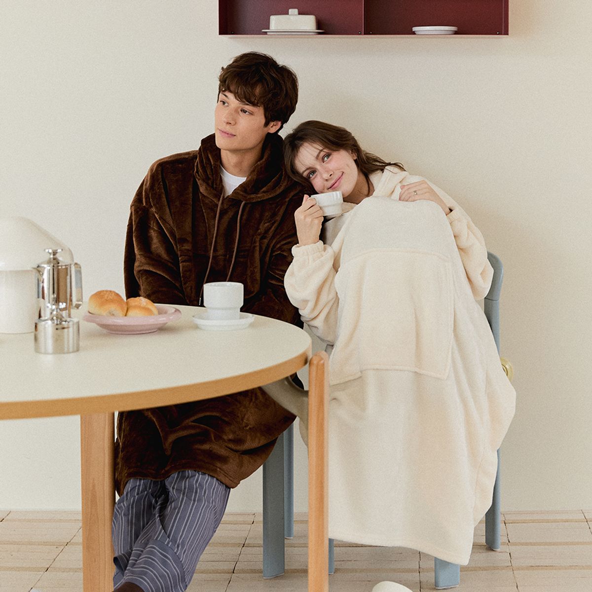 홈즈리빙(HOMESLIVING) 슬로온 후드 탈부착 입는담요 극세사 겨울 수면잠옷 커플 파자마