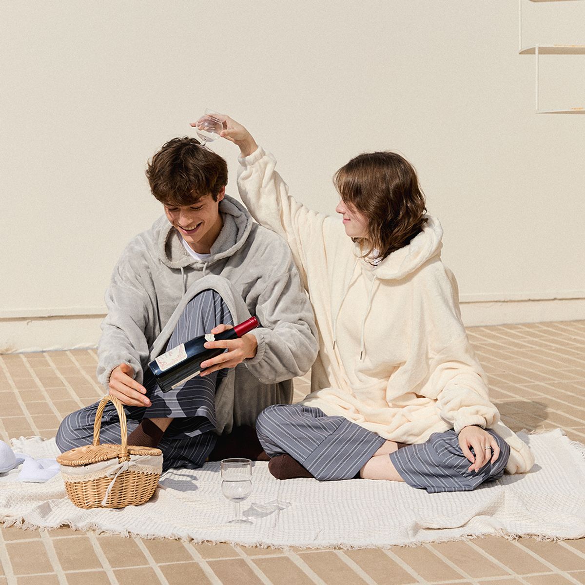 홈즈리빙(HOMESLIVING) 슬로온 후드 탈부착 입는담요 극세사 겨울 수면잠옷 커플 파자마
