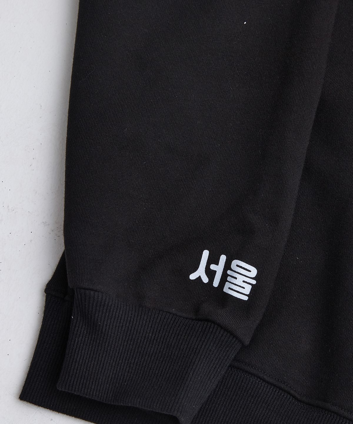 댄꼼마(DANCOMMA) 서울에 온 짱구와 짱아 스웨트셔츠