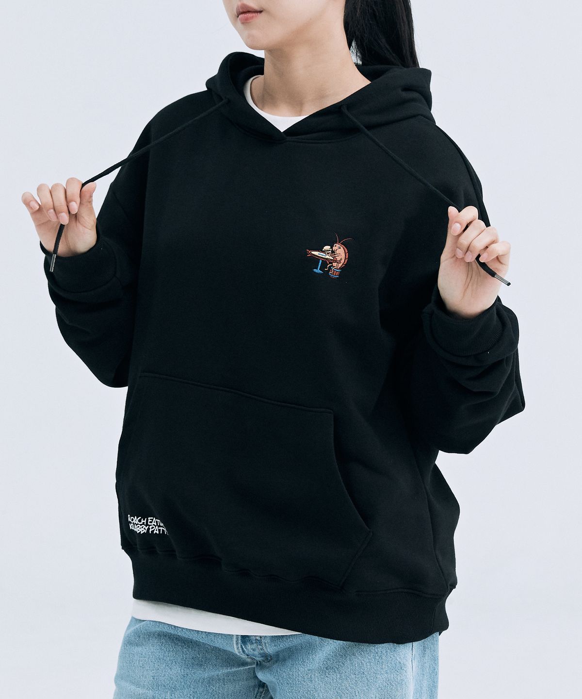 댄꼼마(DANCOMMA) 스폰지밥 게살버거 먹는 바선생님 자수 후드티셔츠