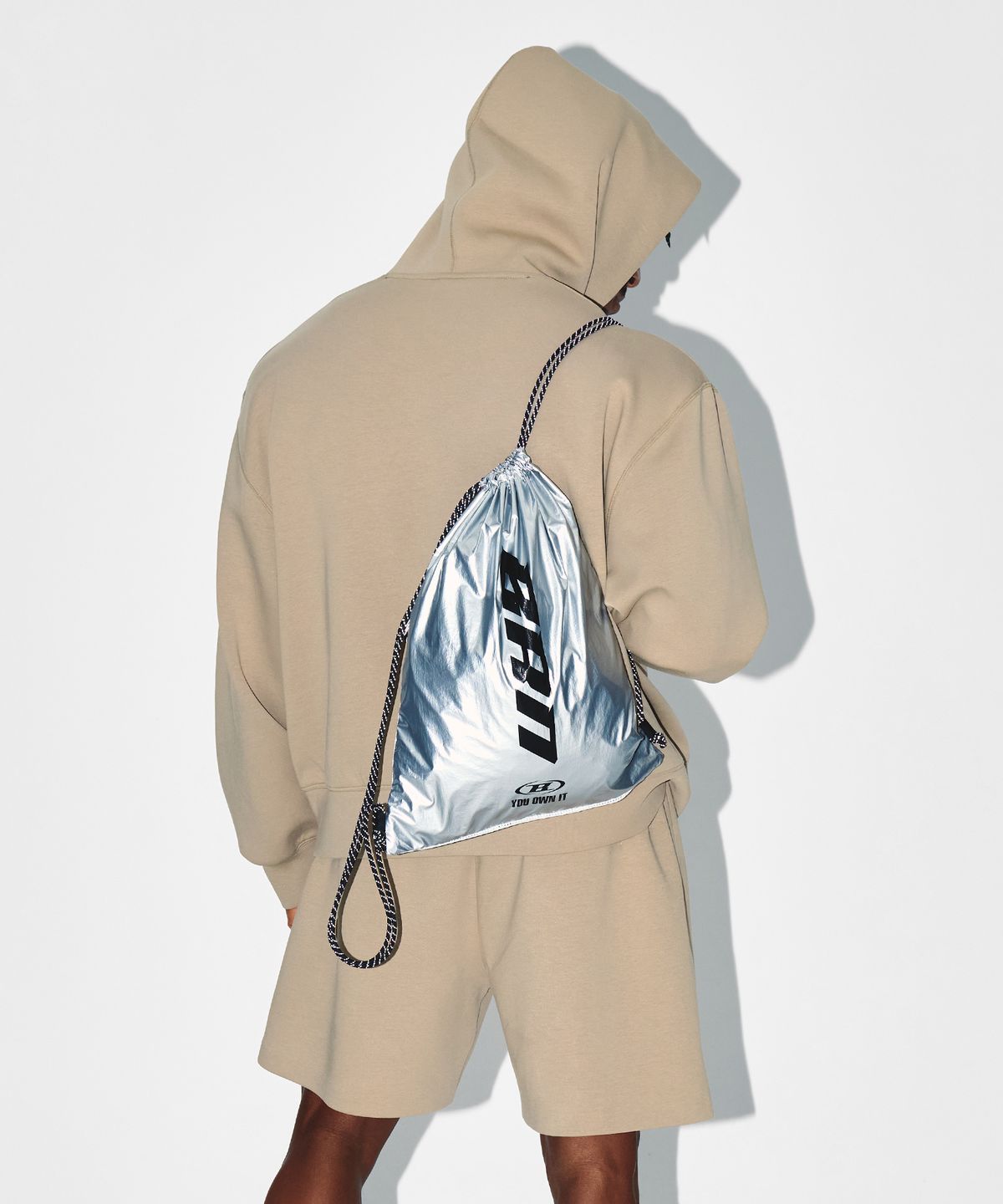 본투윈(BORN TO WIN) GLOSSY DRAWSTRING GYM SACK [SILVER]