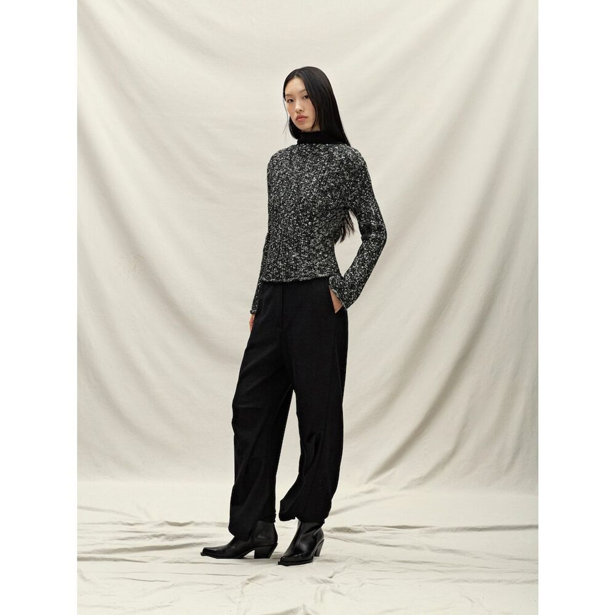 앙개(ANGGAE) Noise Knit Pullover  Black