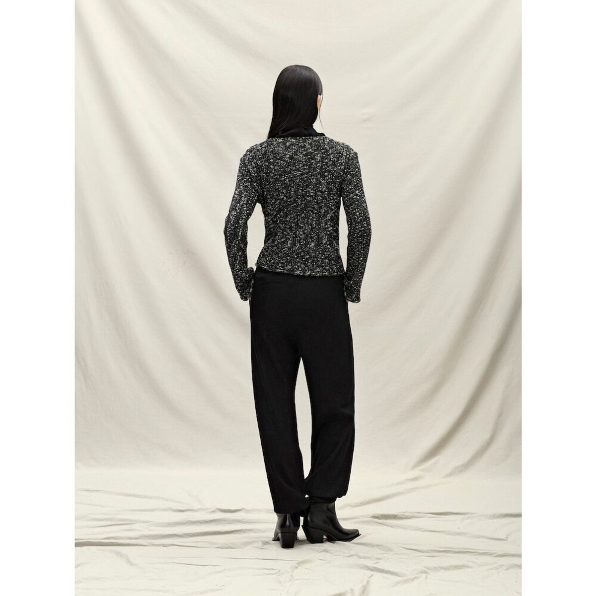 앙개(ANGGAE) Noise Knit Pullover  Black
