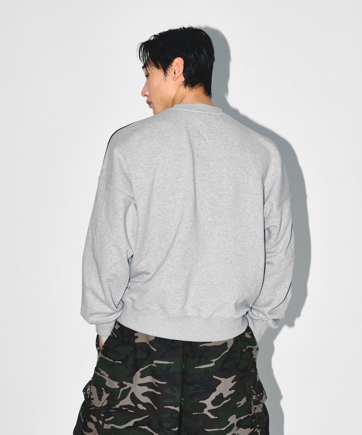 본투윈(BORN TO WIN) TRACK LINE EMBLEM SWEATSHIRTS [MELANGE GREY]