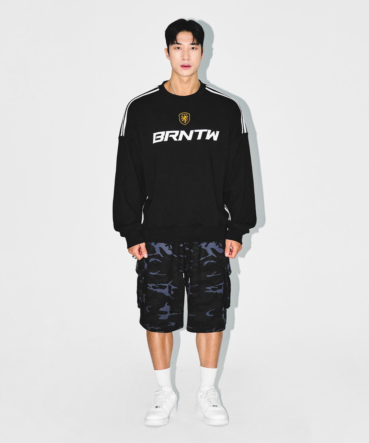 본투윈(BORN TO WIN) TRACK LINE EMBLEM SWEATSHIRTS [BLACK]