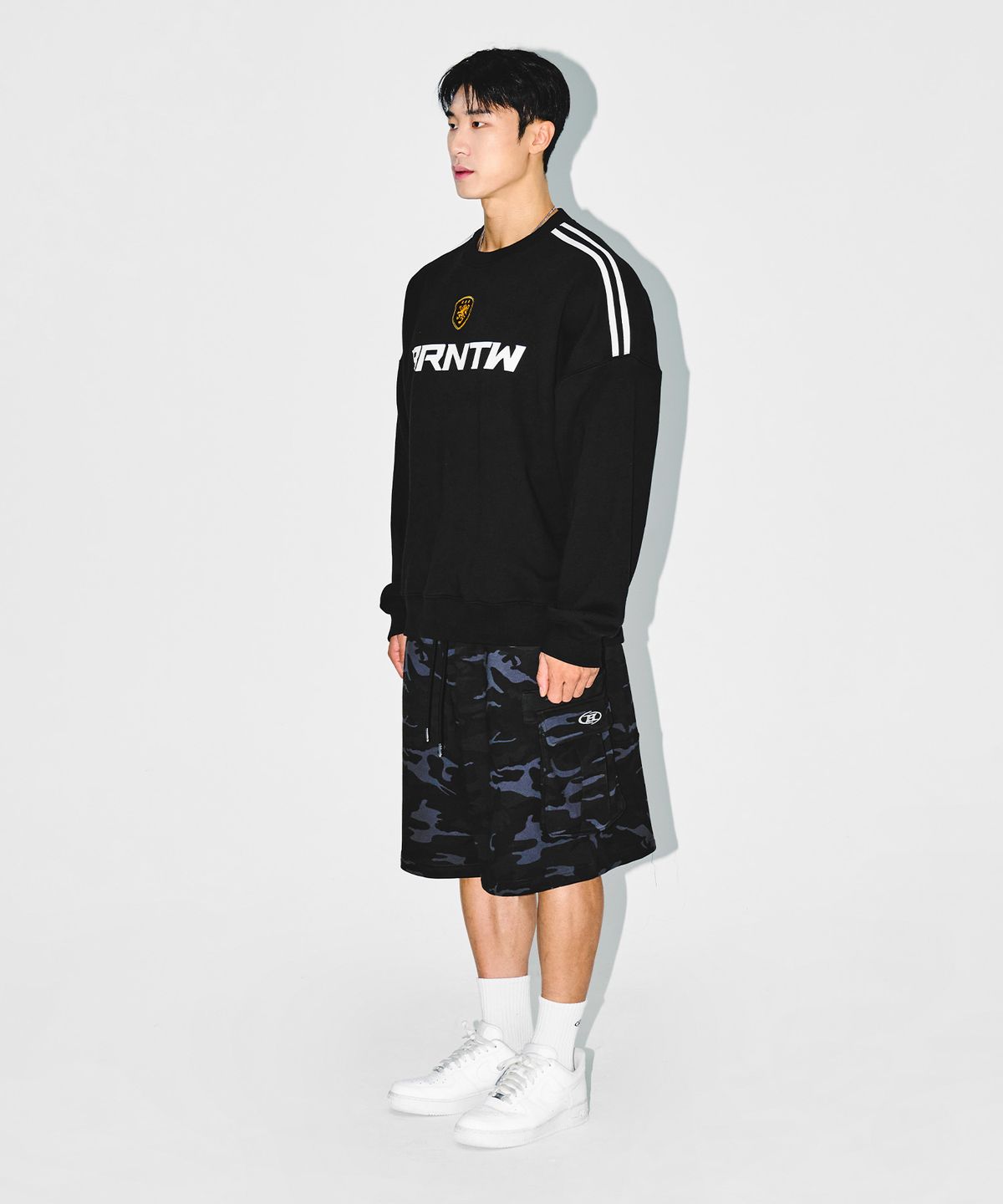 본투윈(BORN TO WIN) TRACK LINE EMBLEM SWEATSHIRTS [BLACK]