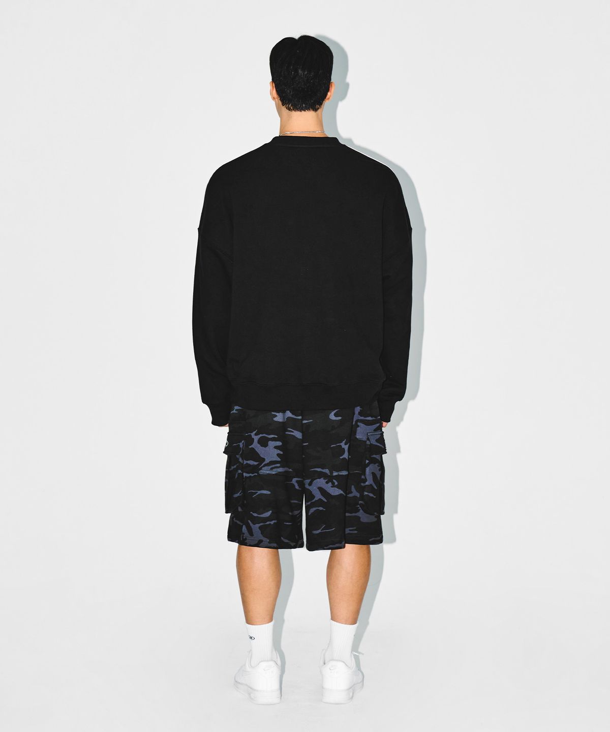 본투윈(BORN TO WIN) TRACK LINE EMBLEM SWEATSHIRTS [BLACK]