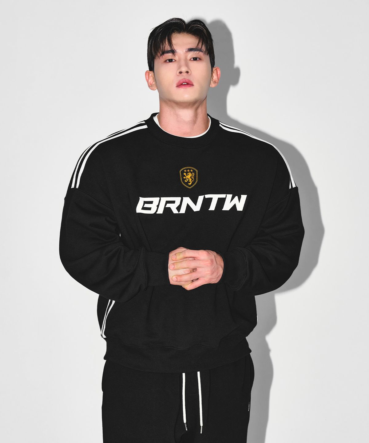 본투윈(BORN TO WIN) TRACK LINE EMBLEM SWEATSHIRTS [BLACK]
