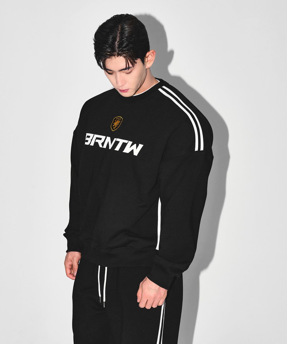 본투윈(BORN TO WIN) TRACK LINE EMBLEM SWEATSHIRTS [BLACK]