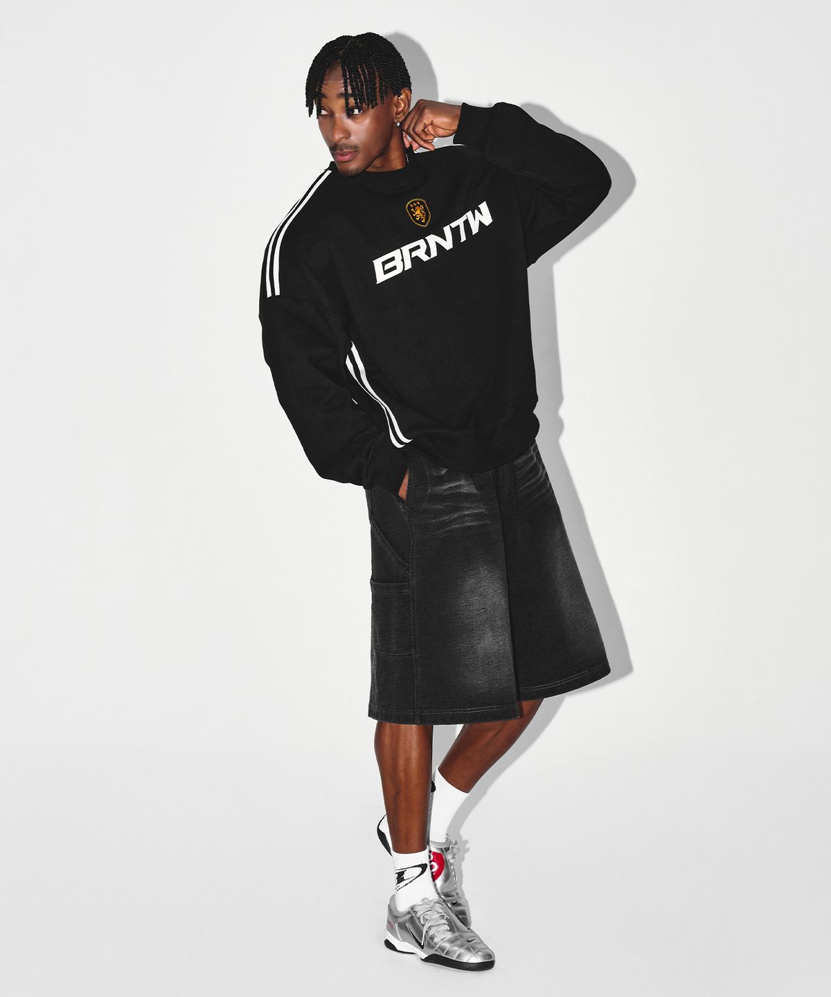 본투윈(BORN TO WIN) TRACK LINE EMBLEM SWEATSHIRTS [BLACK]
