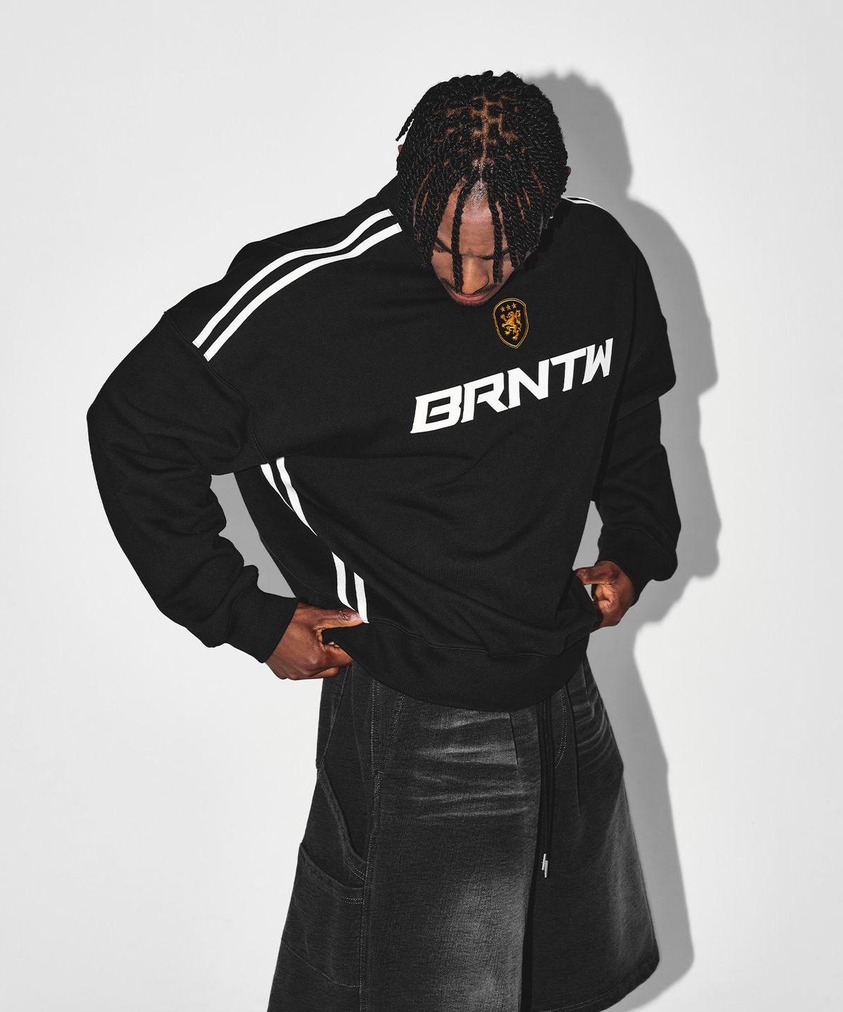 본투윈(BORN TO WIN) TRACK LINE EMBLEM SWEATSHIRTS [BLACK]