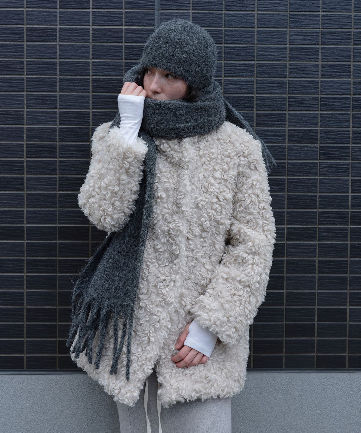 로우타이드(LOW TIDE) LOWTIDE BIG LABEL MUFFLER [CHARCOAL]