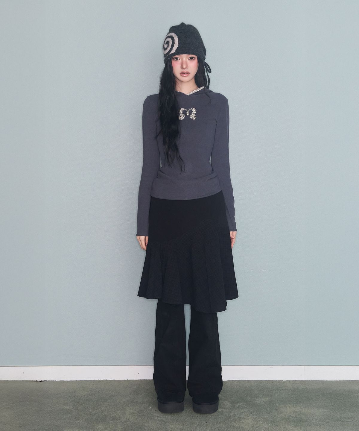 미레코(MIRECO) FLOWER PATCH HOODIE LONG SLEEVE CHARCOAL
