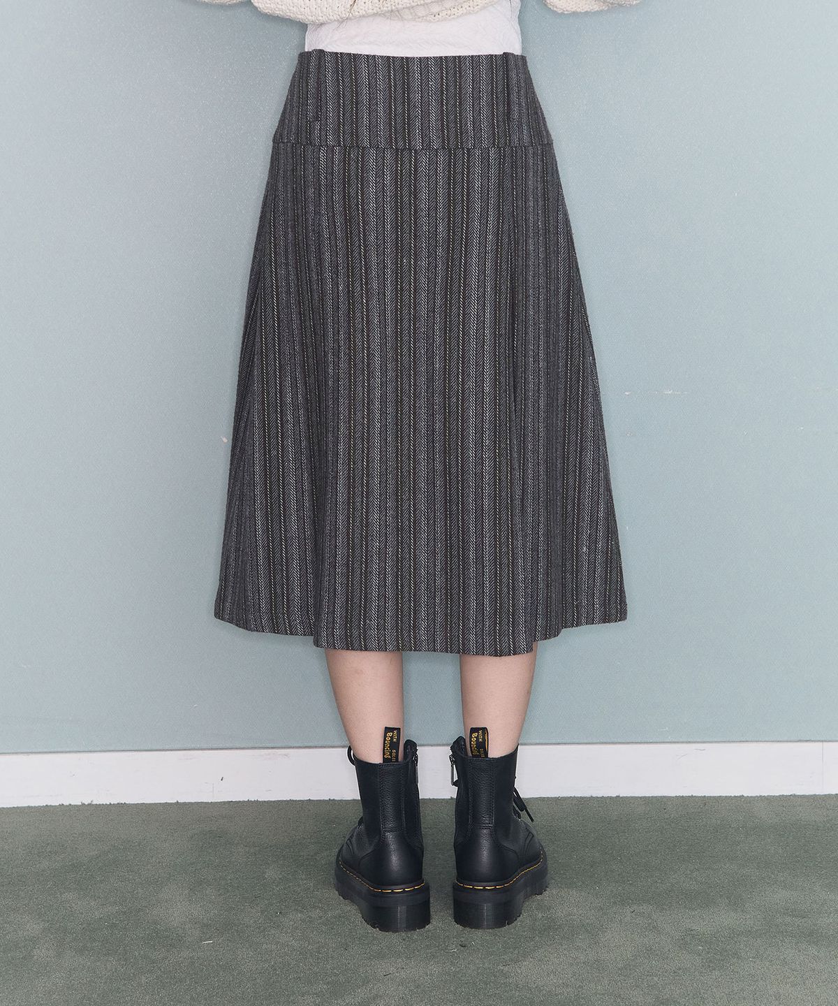 미레코(MIRECO) PLEATED PATTERN MIDI SK KHAKI GREY