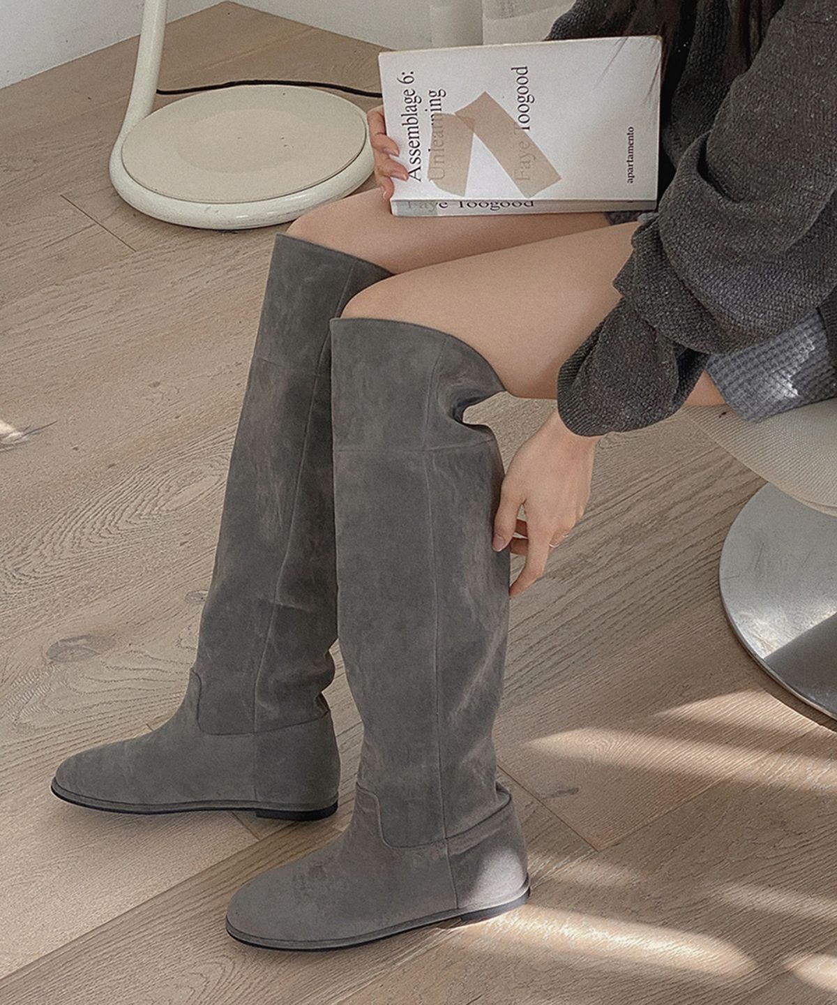무드앤플(MOODNPLE) clins 스웨이드 플랫 절개 하이부츠 1.5cm 2color