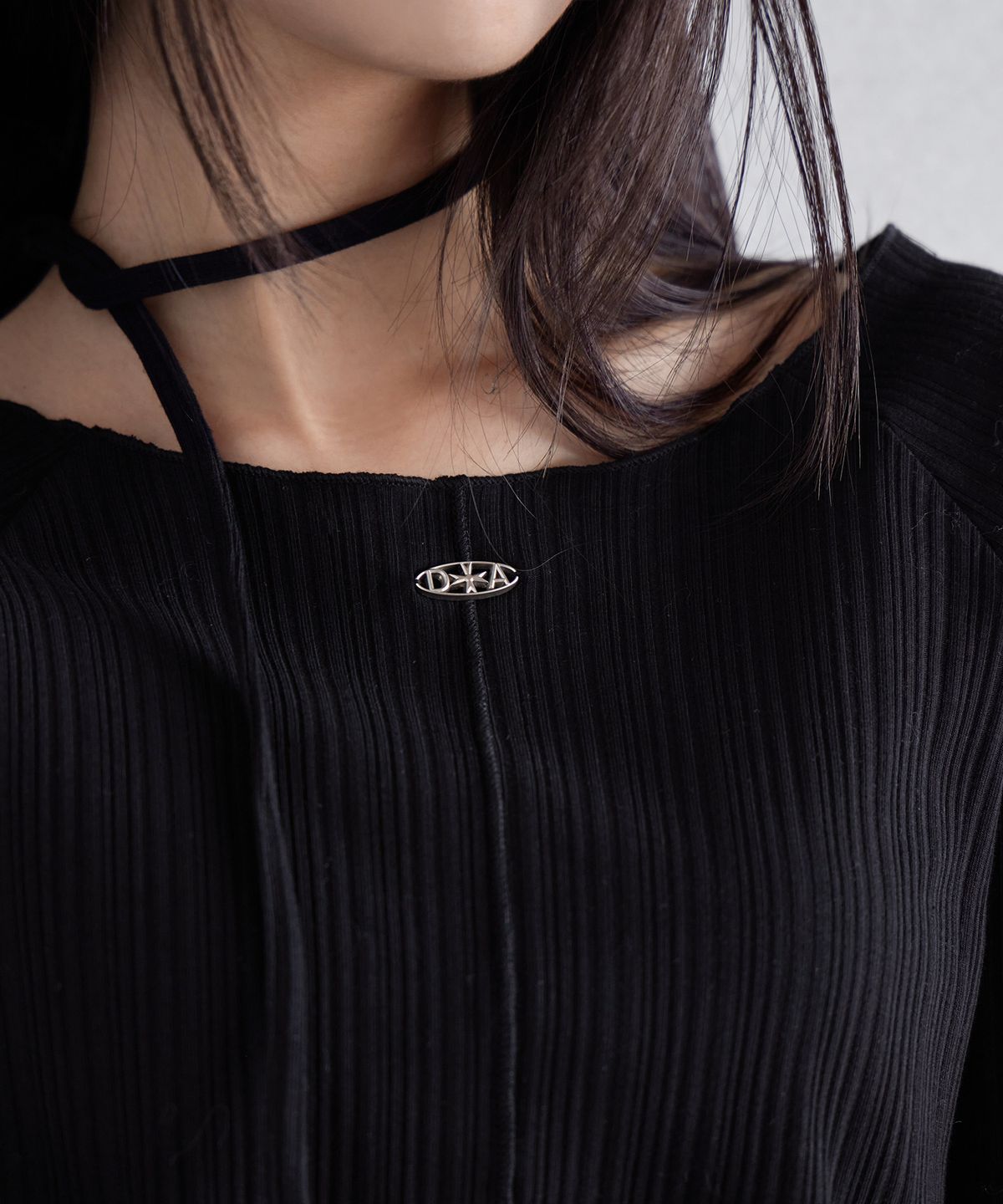 런던다다(LONDONDADA) PLEATED PENDANT BOAT NECK T-SHIRT, BLACK