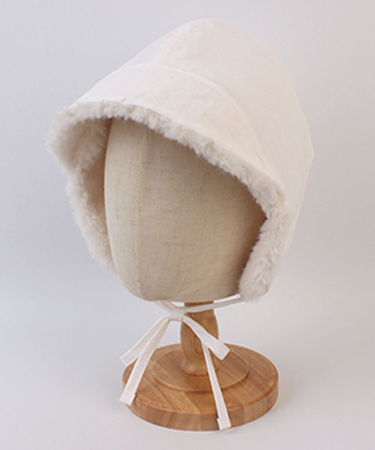 유니버셜 케미스트리(UNIVERSAL CHEMISTRY) Bio Poly Fur White Bonnet Hat 보닛햇