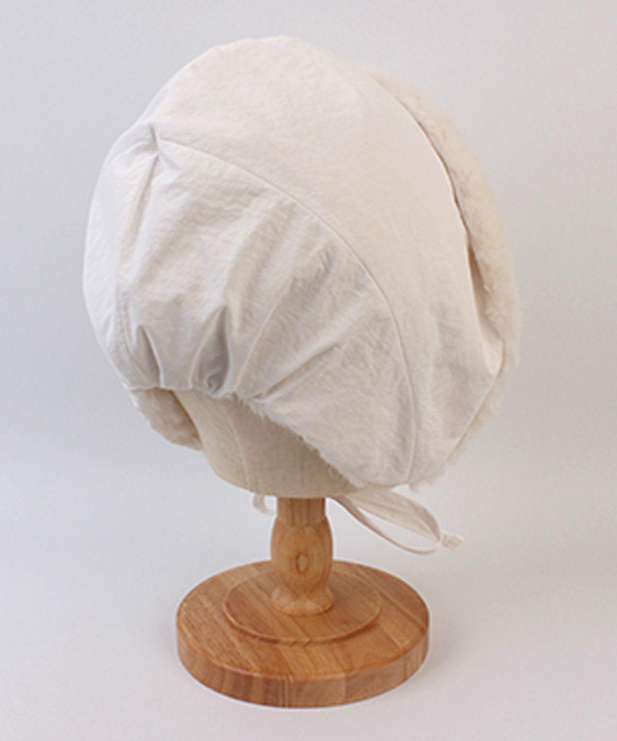 유니버셜 케미스트리(UNIVERSAL CHEMISTRY) Bio Poly Fur White Bonnet Hat 보닛햇
