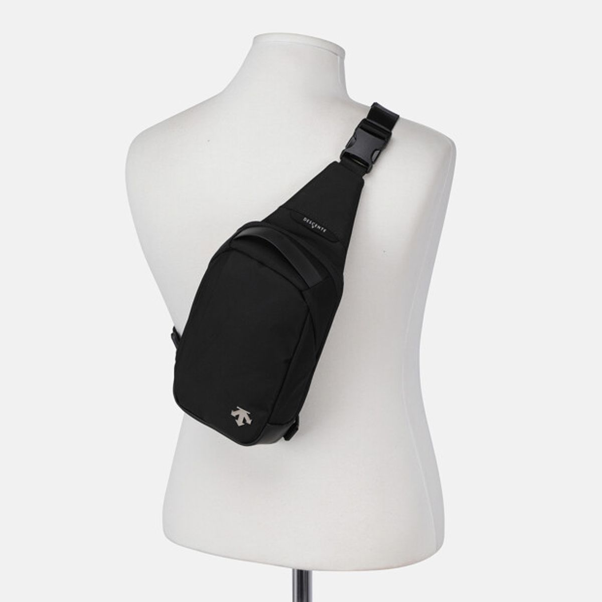데상트(DESCENTE) 하디 스몰 힙색 블랙 SR123UBG10