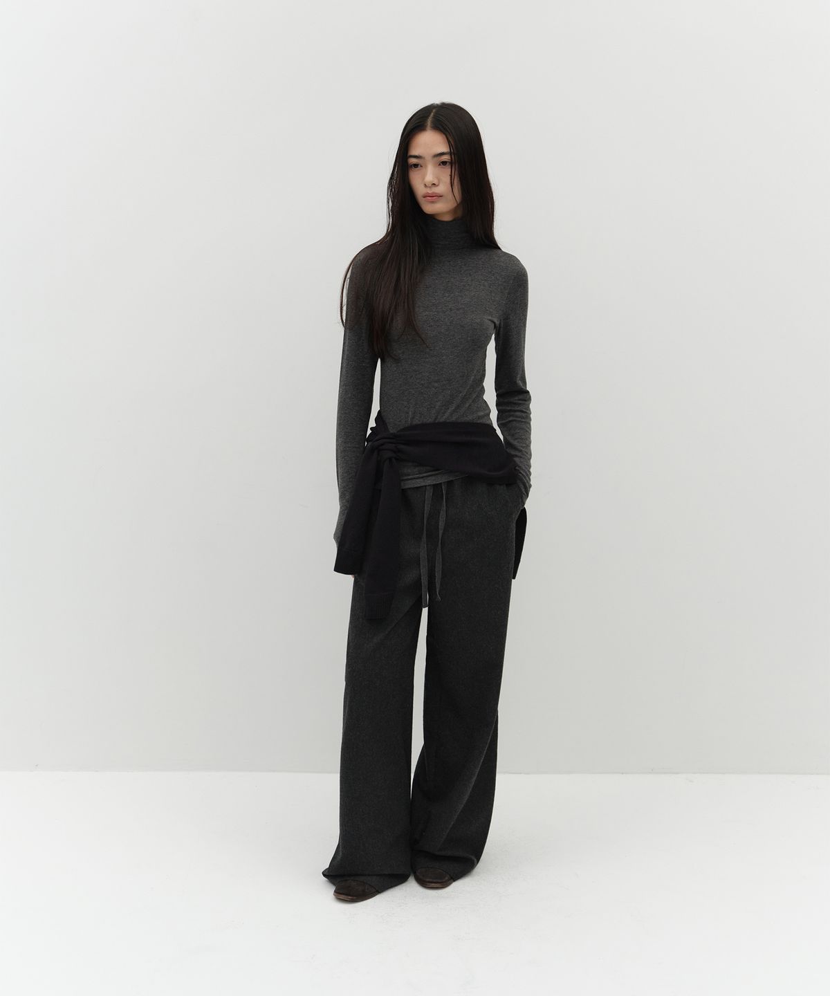 로우타이드(LOW TIDE) WOOL STRAP PANTS [CHARCOAL]