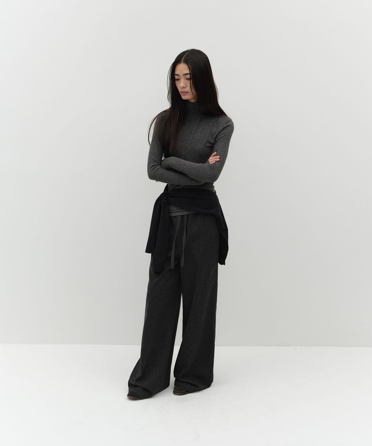 로우타이드(LOW TIDE) WOOL STRAP PANTS [CHARCOAL]