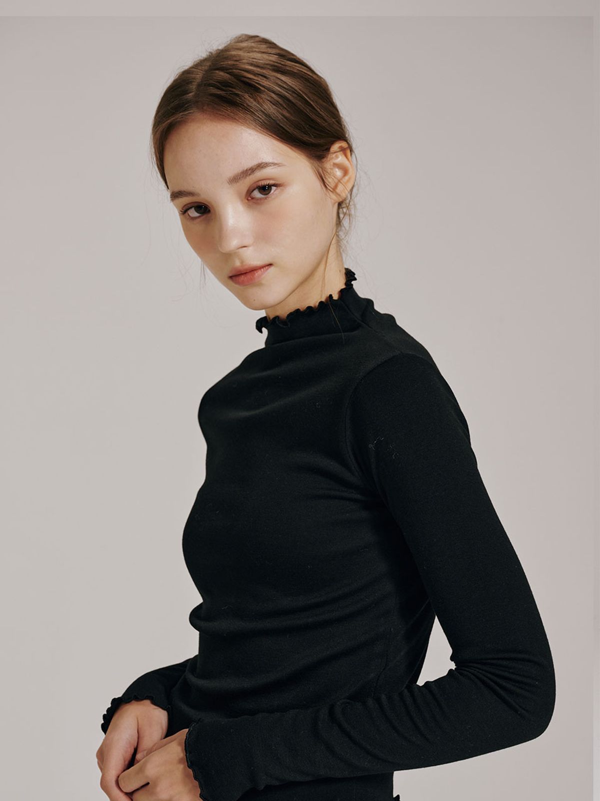 누브(NOUVE) 프릴 하프넥 티셔츠 - 블랙 / Frill Half-Neck T-Shirt - Black