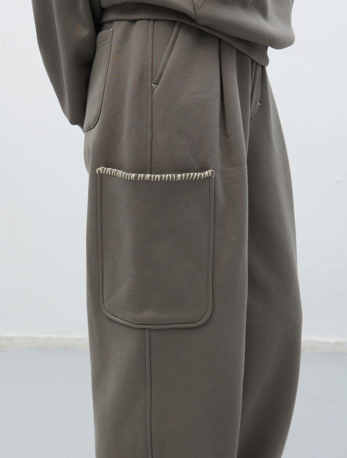 제너럴아이디어(GENERALIDEA) UNISEX 스티치 카고 스웻팬츠 [GREY] / SBE4U52013