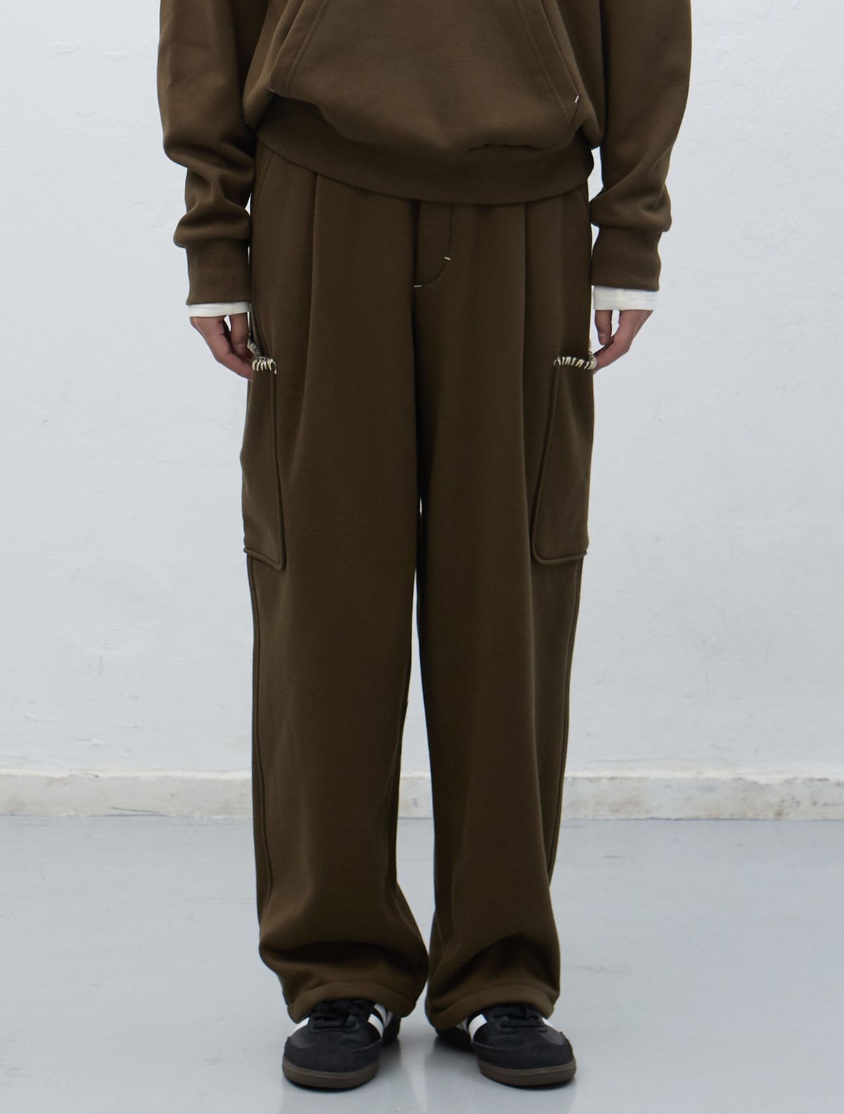 제너럴아이디어(GENERALIDEA) UNISEX 스티치 카고 스웻팬츠 [KHAKI] / SBE4U52013
