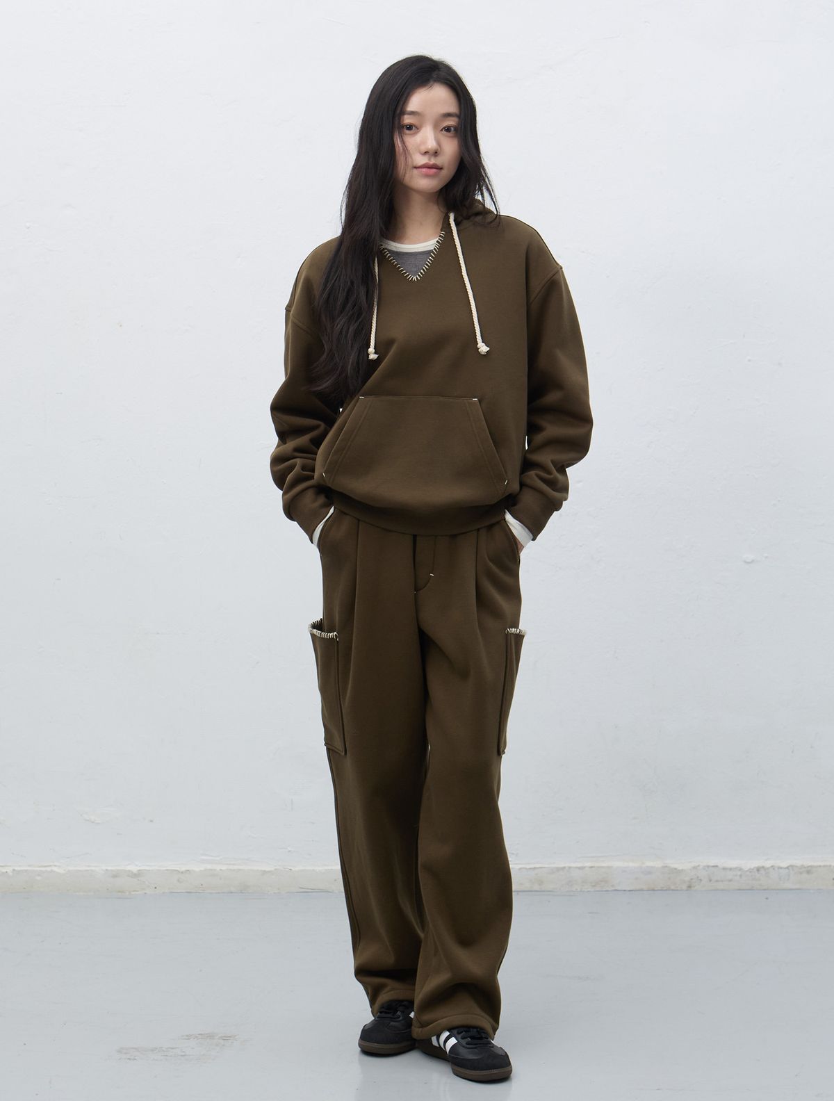 제너럴아이디어(GENERALIDEA) UNISEX 스티치 카고 스웻팬츠 [KHAKI] / SBE4U52013