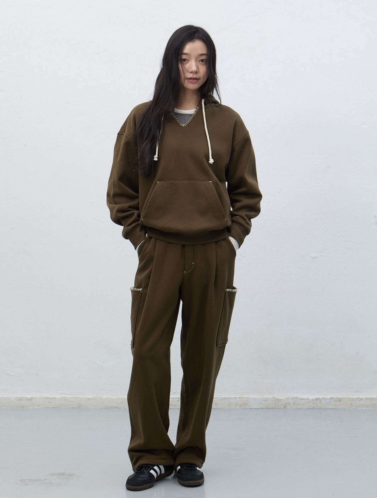 제너럴아이디어(GENERALIDEA) UNISEX 스티치 카고 스웻팬츠 [KHAKI] / SBE4U52013