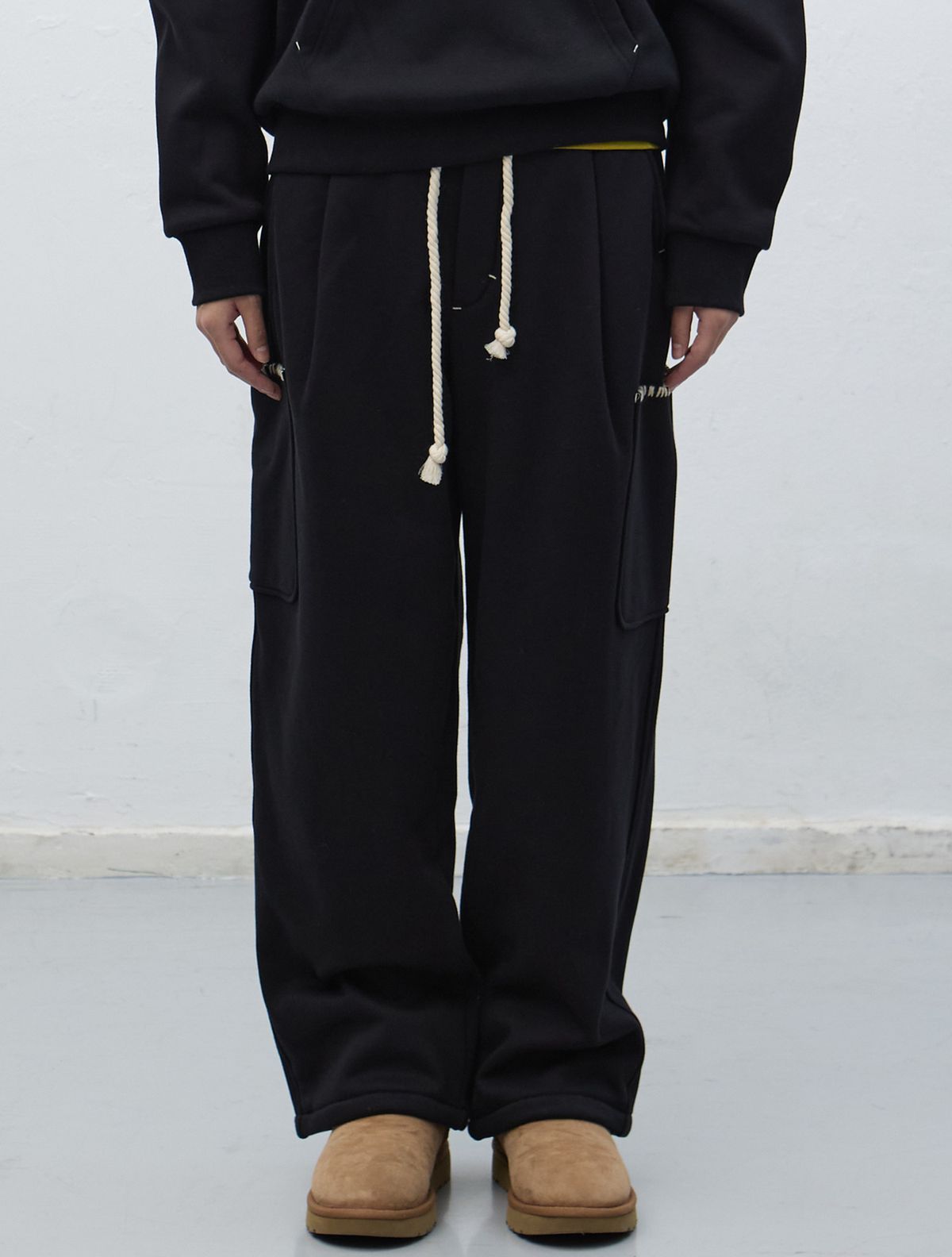 제너럴아이디어(GENERALIDEA) UNISEX 스티치 카고 스웻팬츠 [BLACK] / SBE4U52013