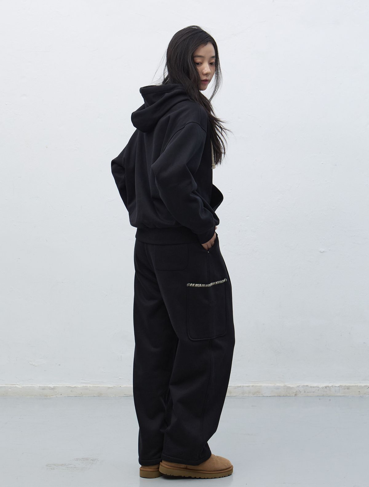 제너럴아이디어(GENERALIDEA) UNISEX 스티치 카고 스웻팬츠 [BLACK] / SBE4U52013