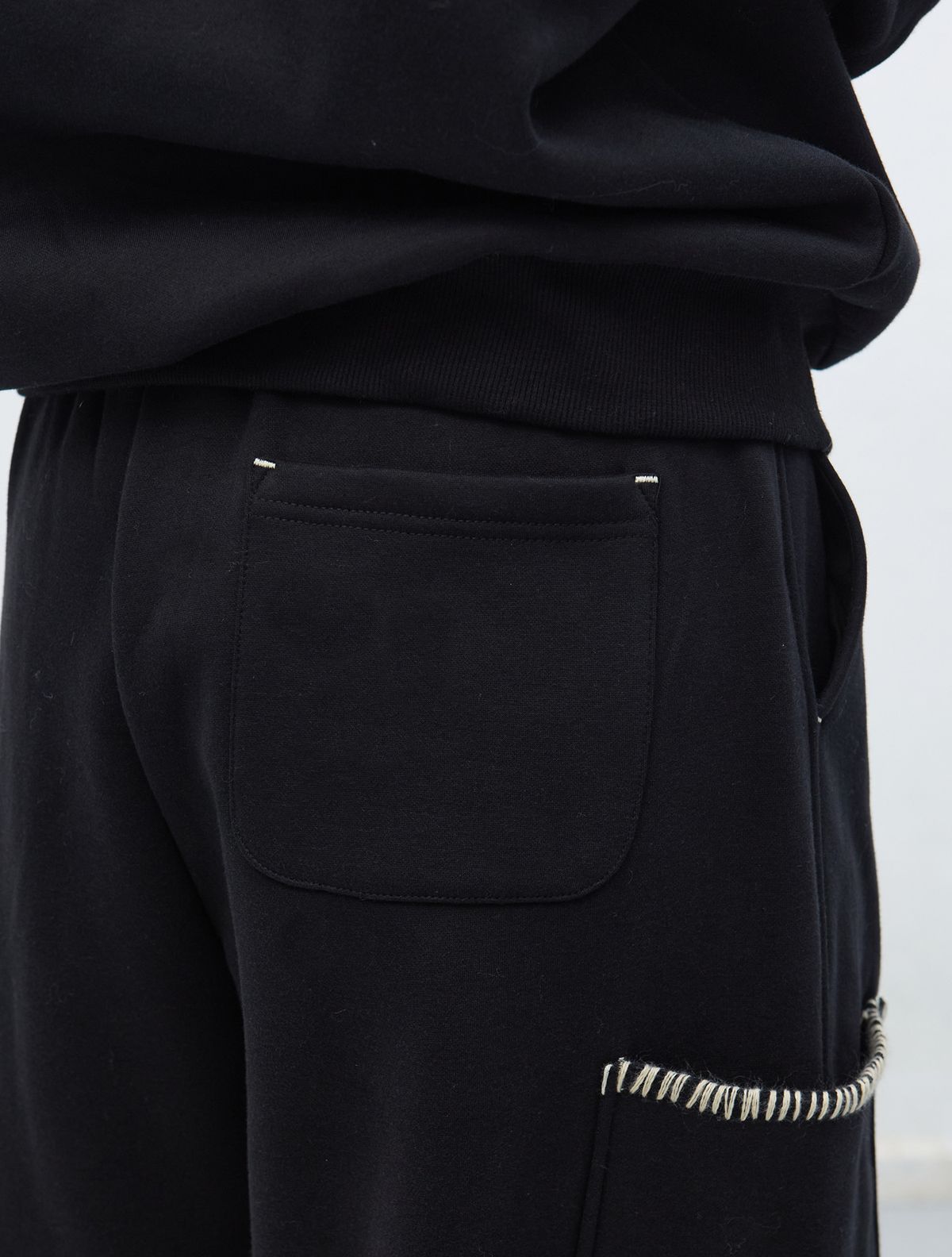 제너럴아이디어(GENERALIDEA) UNISEX 스티치 카고 스웻팬츠 [BLACK] / SBE4U52013
