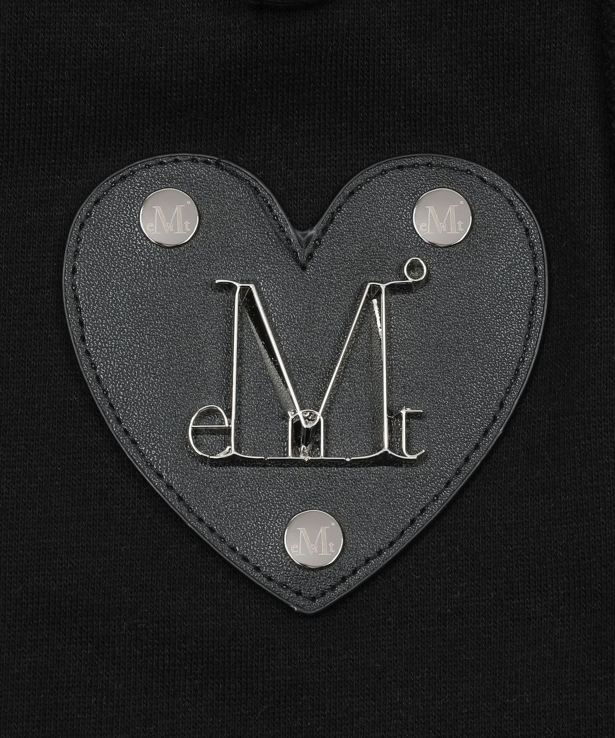무센트(MUCENT) 민즈 메탈 로고 하트 패치 롱 스커트 (2컬러)