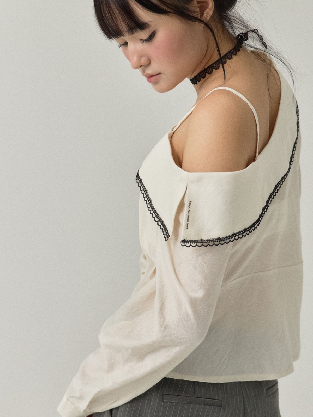 쏘리, 투 머치 러브(SORRY, TOO MUCH LOVE) One-Shoulder Off Drape Blouse_Ivory