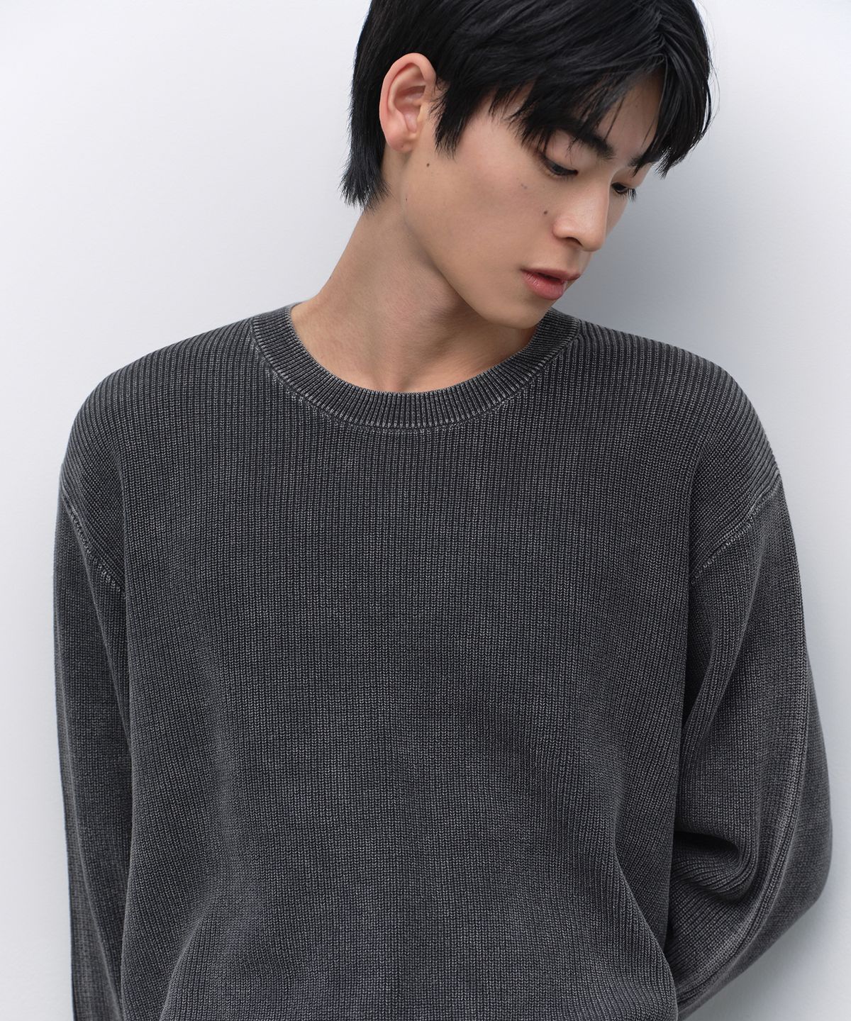 무신사 스탠다드(MUSINSA STANDARD) 피그먼트 크루 넥 니트 [차콜 그레이]