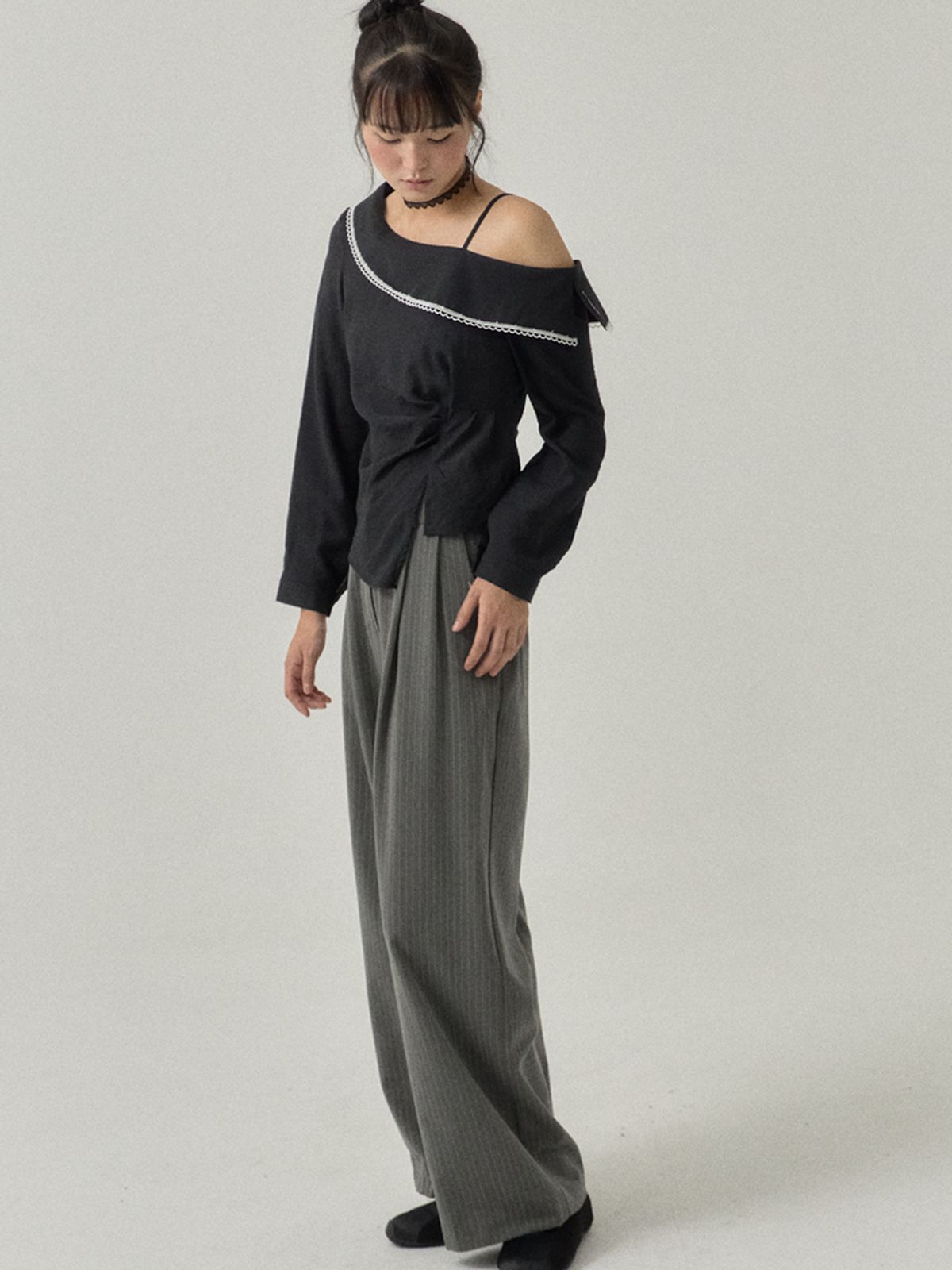 쏘리, 투 머치 러브(SORRY, TOO MUCH LOVE) One-Shoulder Off Drape Blouse_Black