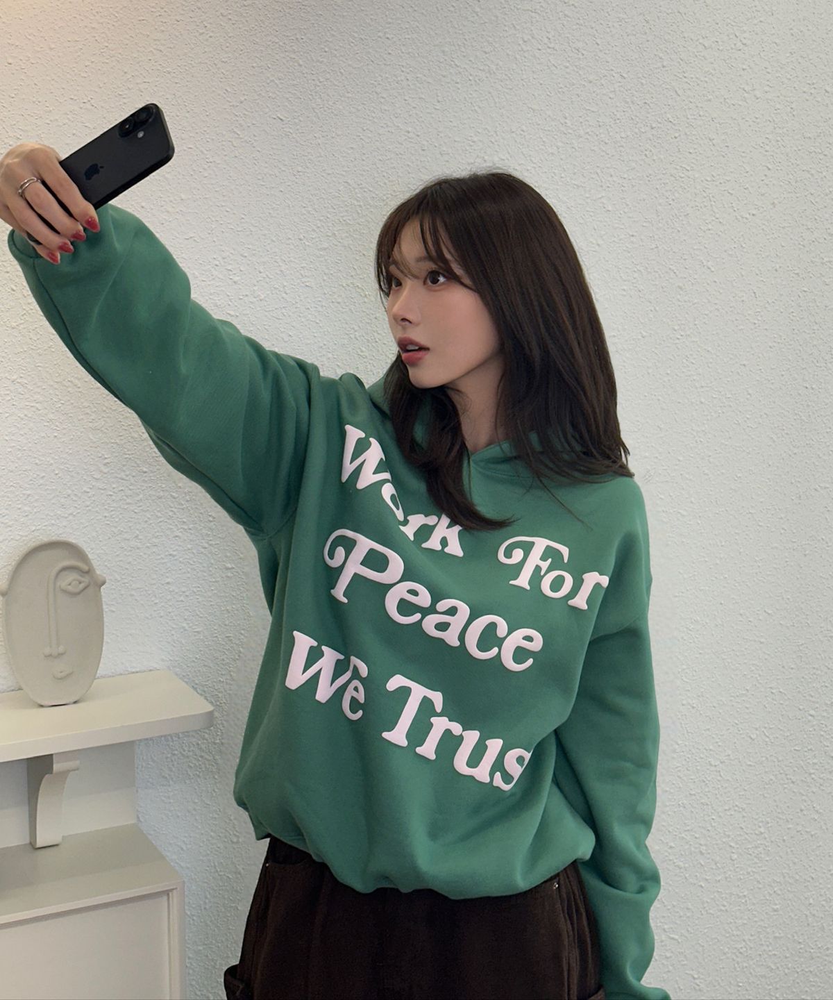 아모우(AMOU) Lettering Volume Semi Crop Hoodie GREEN