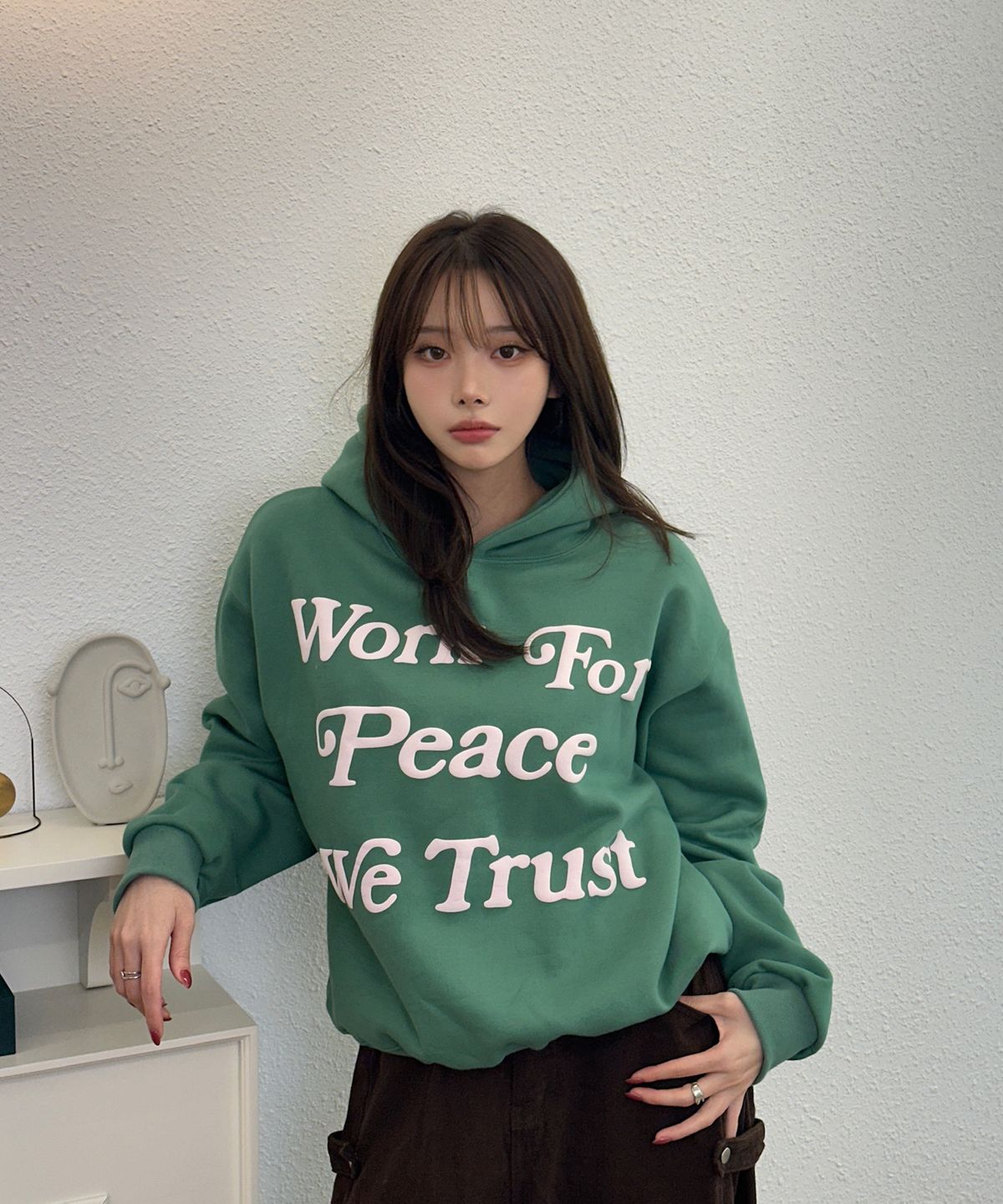 아모우(AMOU) Lettering Volume Semi Crop Hoodie GREEN
