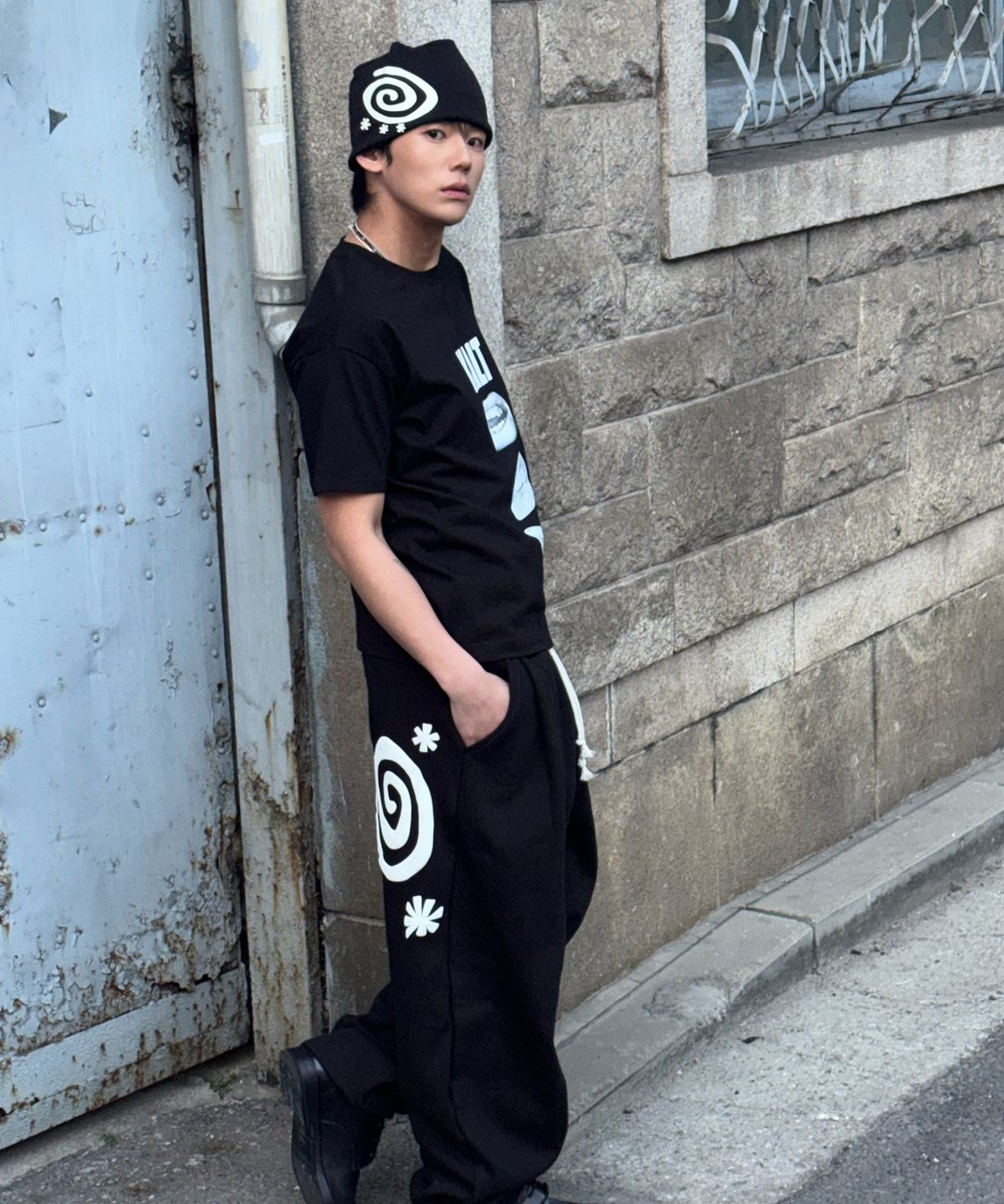 아모우(AMOU) Molly One Tuck Sweat Pants BLACK